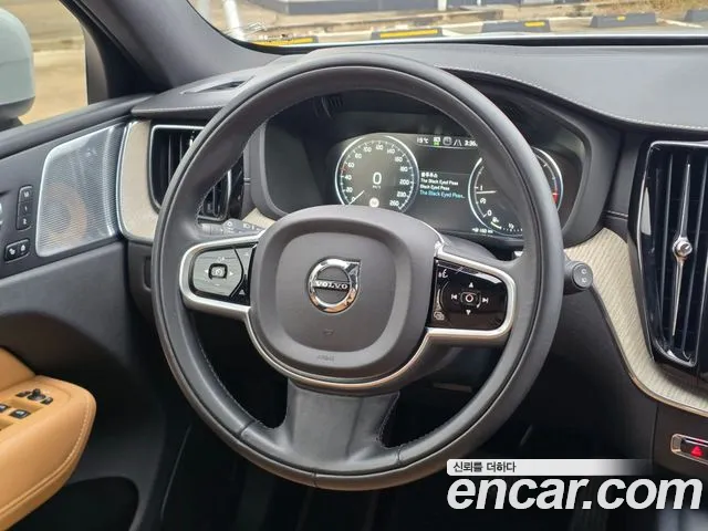 Volvo XC60 2019 — фото 11