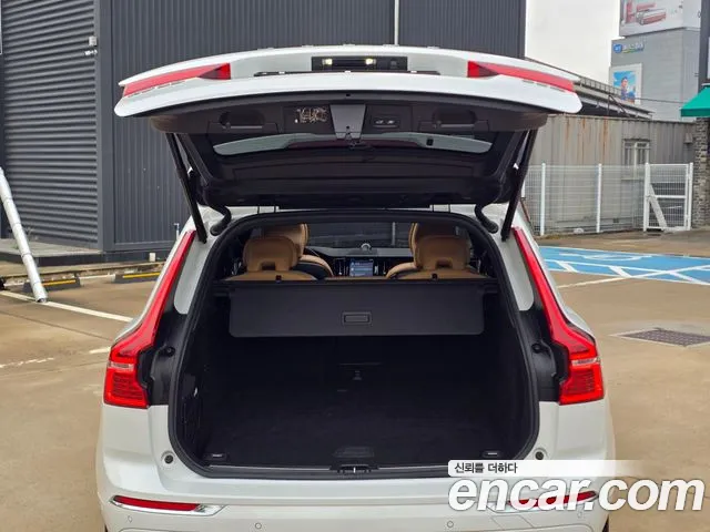Volvo XC60 2019 — фото 18