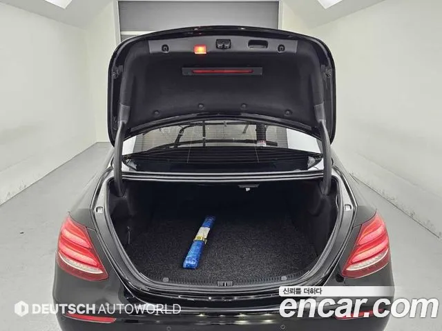 Mercedes-Benz E-Class 2018 — фото 19