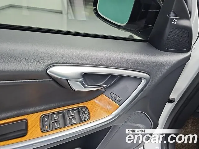 Volvo V60 2018 — фото 15