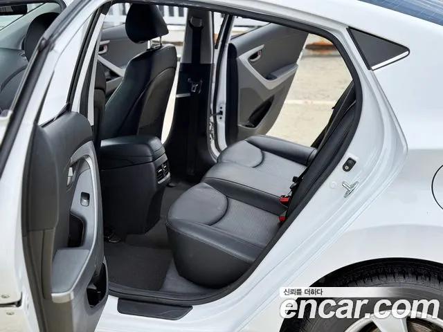 Hyundai AVANTE 2014 — фото 19