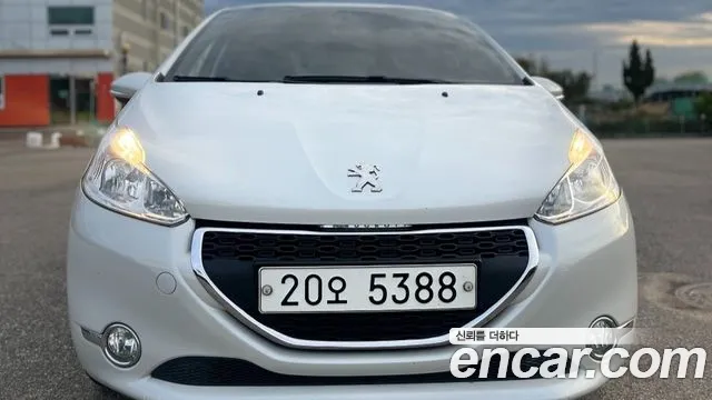 Peugeot 208 2015 — фото 1