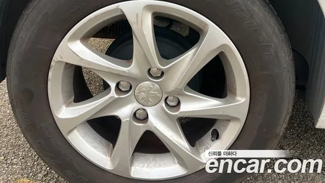 Peugeot 208 2015 — фото 17