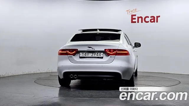 Jaguar XE 2017 — фото 4