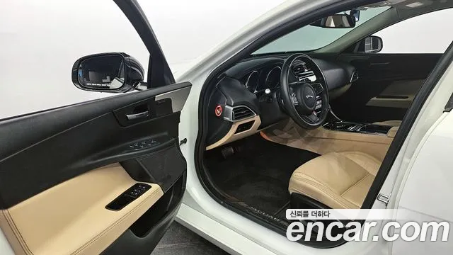 Jaguar XE 2017 — фото 11