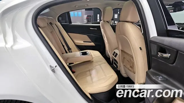 Jaguar XE 2017 — фото 12