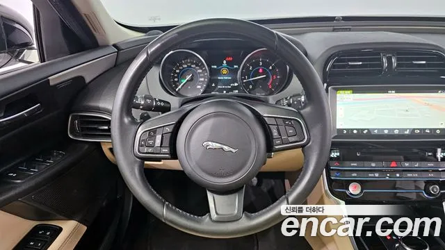 Jaguar XE 2017 — фото 13
