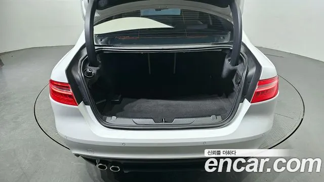 Jaguar XE 2017 — фото 20