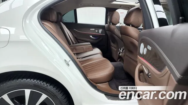 Mercedes-Benz E-Class 2020 — фото 12
