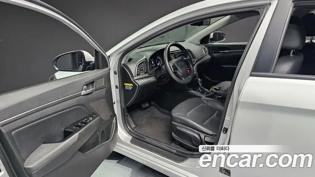 Hyundai AVANTE 2017 — фото 11