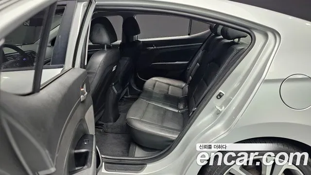 Hyundai AVANTE 2017 — фото 18
