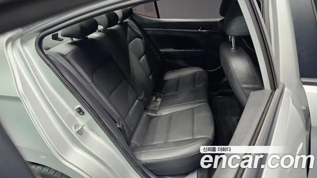 Hyundai AVANTE 2017 — фото 19