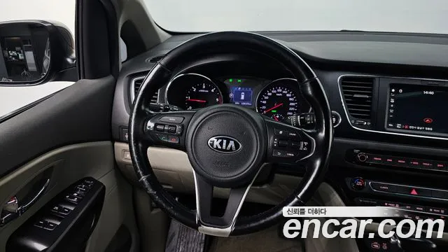 Kia Canival 2017 — фото 14