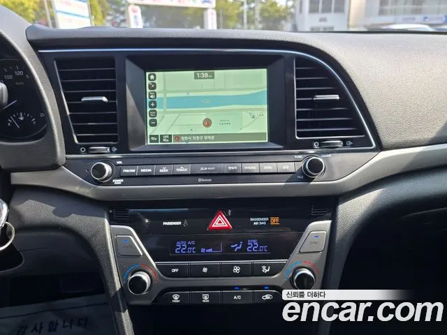 Hyundai AVANTE 2017 — фото 10