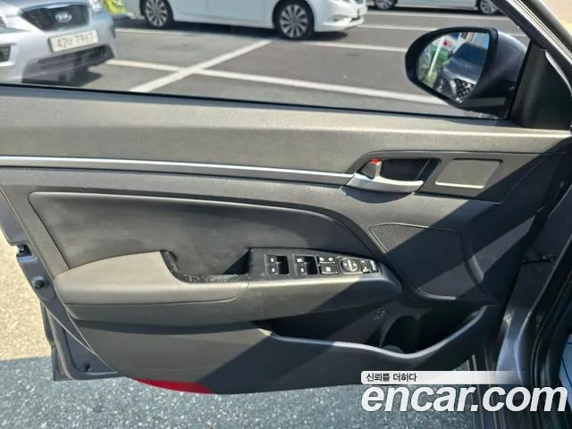Hyundai AVANTE 2017 — фото 18
