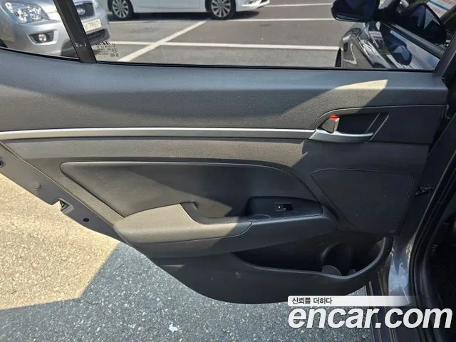 Hyundai AVANTE 2017 — фото 19