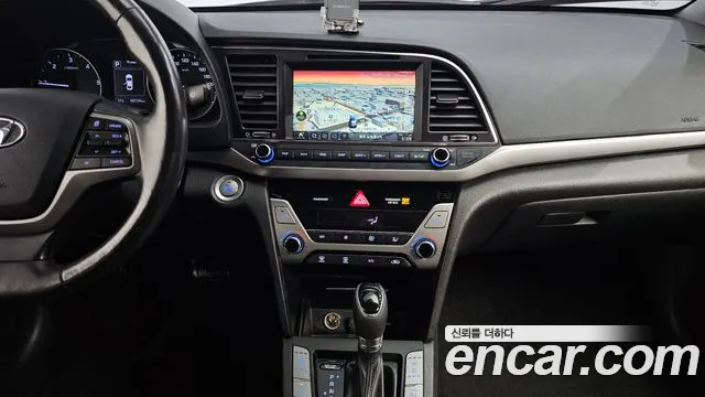 Hyundai AVANTE 2016 — фото 15