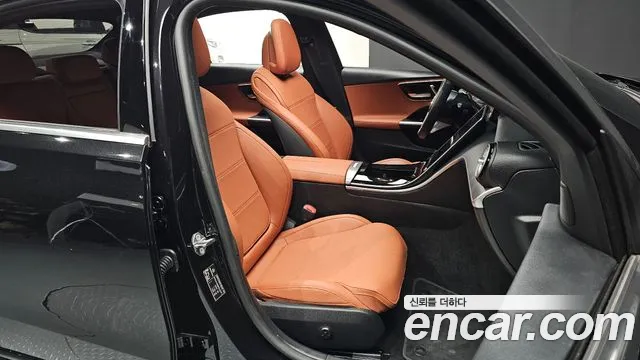 Mercedes-Benz C-Class 2023 — фото 10