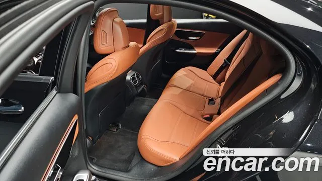 Mercedes-Benz C-Class 2023 — фото 12