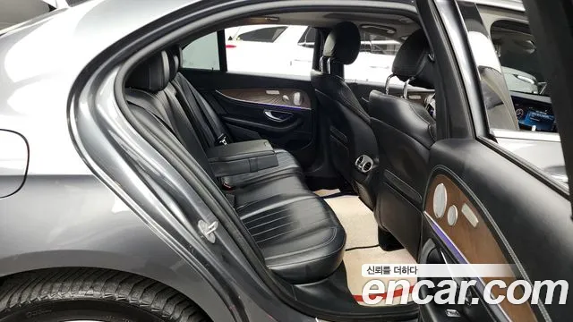 Mercedes-Benz E-Class 2018 — фото 12