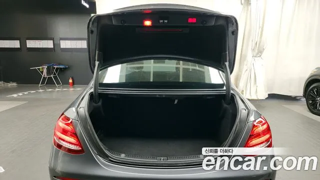 Mercedes-Benz E-Class 2018 — фото 20