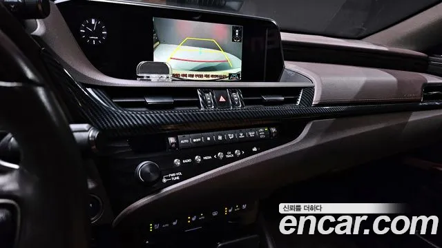 Lexus ES 2019 — фото 15
