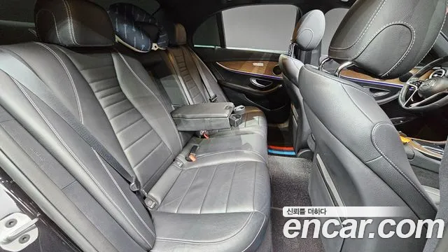 Mercedes-Benz E-Class 2021 — фото 19