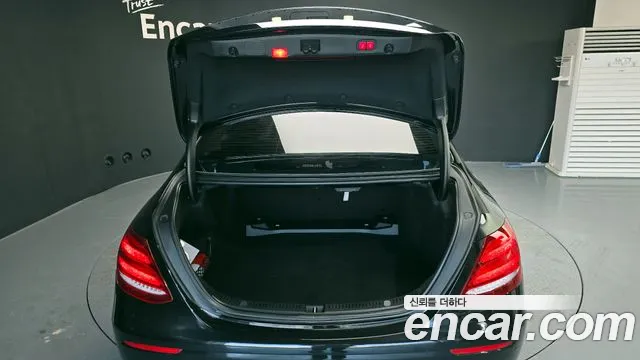 Mercedes-Benz E-Class 2018 — фото 20