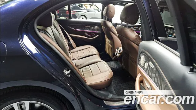Mercedes-Benz E-Class 2022 — фото 12
