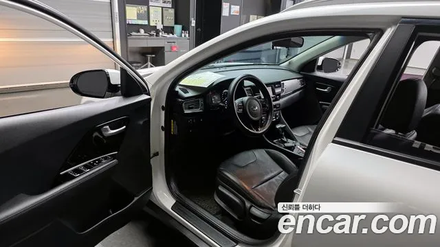Kia Niro 2017 — фото 10