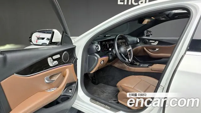 Mercedes-Benz E-Class 2023 — фото 11