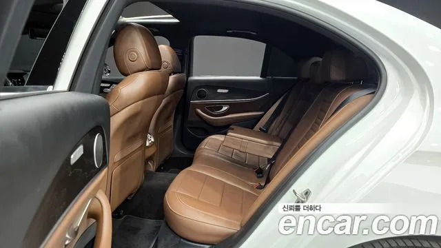 Mercedes-Benz E-Class 2023 — фото 12