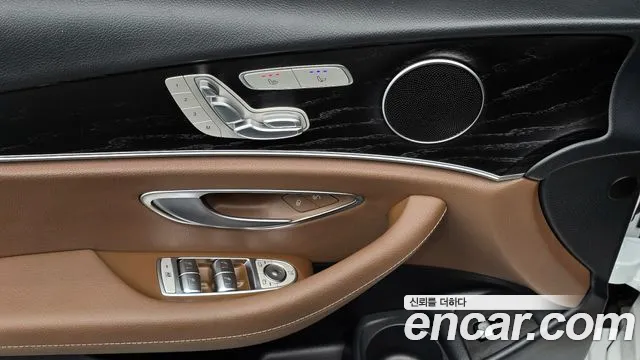 Mercedes-Benz E-Class 2023 — фото 18