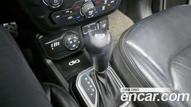 Jeep Renegade 2018 — фото 9
