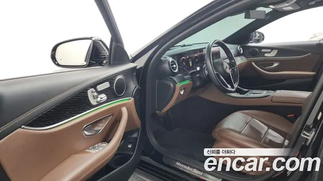 Mercedes-Benz E-Class 2023 — фото 10