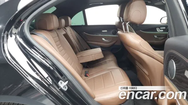 Mercedes-Benz E-Class 2023 — фото 12