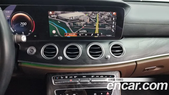 Mercedes-Benz E-Class 2023 — фото 14