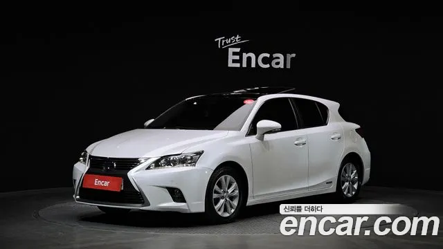 Lexus CT200h 2017 — фото 1
