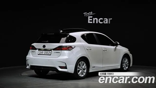 Lexus CT200h 2017 — фото 2