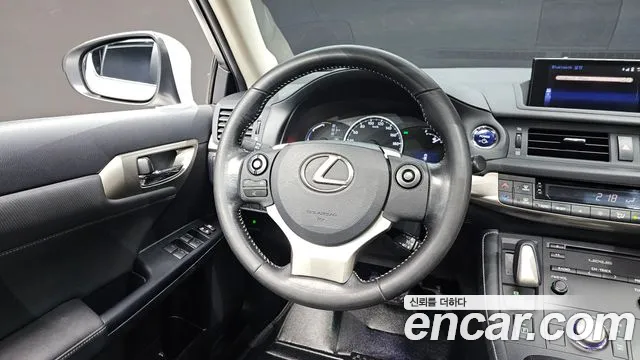 Lexus CT200h 2017 — фото 13