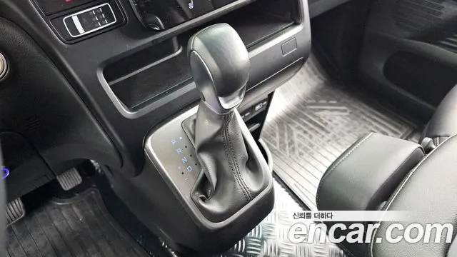 Hyundai Staria 2023 — фото 9