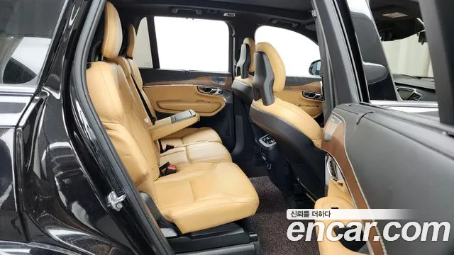 Volvo XC90 2018 — фото 12