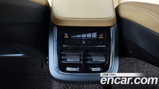 Volvo XC90 2018 — фото 19