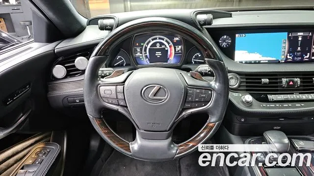Lexus LS 2018 — фото 13