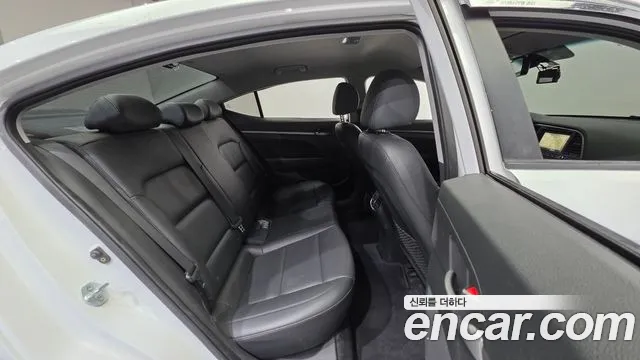 Hyundai AVANTE 2016 — фото 19