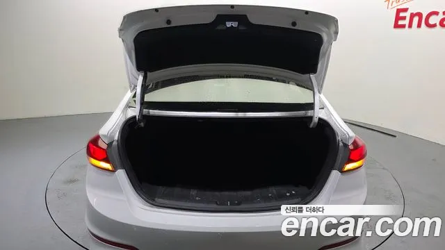 Hyundai AVANTE 2016 — фото 20