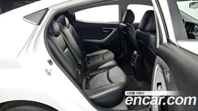 Hyundai AVANTE 2015 — фото 12