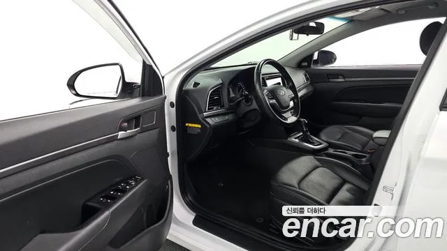 Hyundai AVANTE 2017 — фото 10