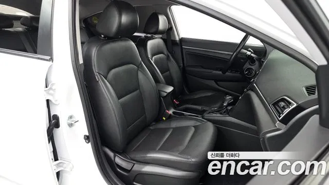 Hyundai AVANTE 2017 — фото 12
