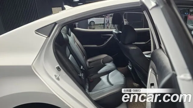 Hyundai AVANTE 2015 — фото 12